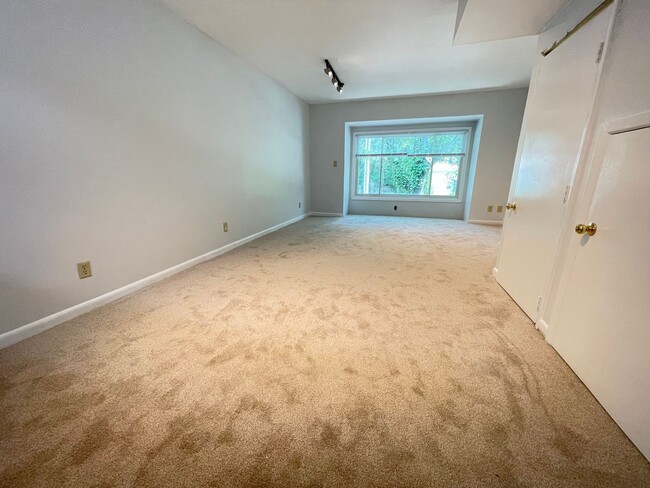 Building Photo - Upper level towh-home style 2br condo in C...