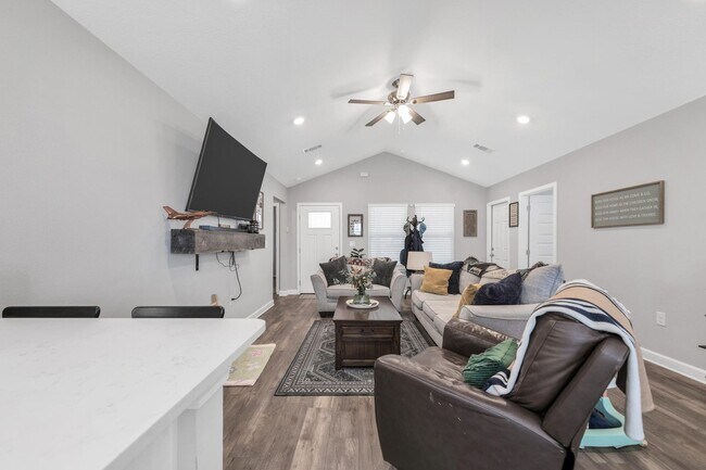 Building Photo - 3 bedrooms 2 bathrooms