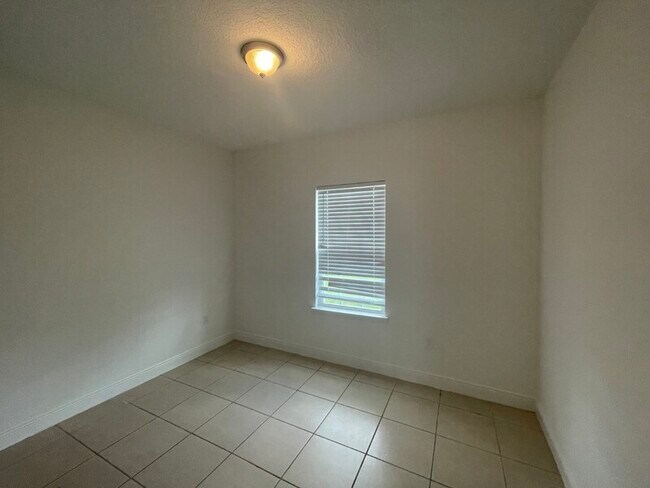 Building Photo - 414 Columbia Ct