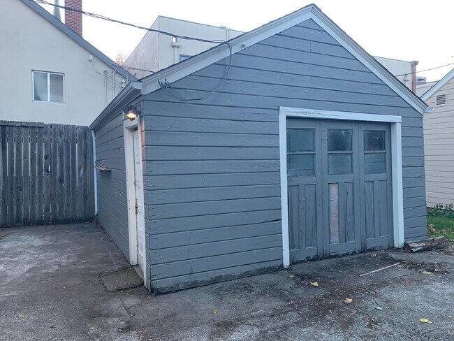 Building Photo - 748 W 8th Ave