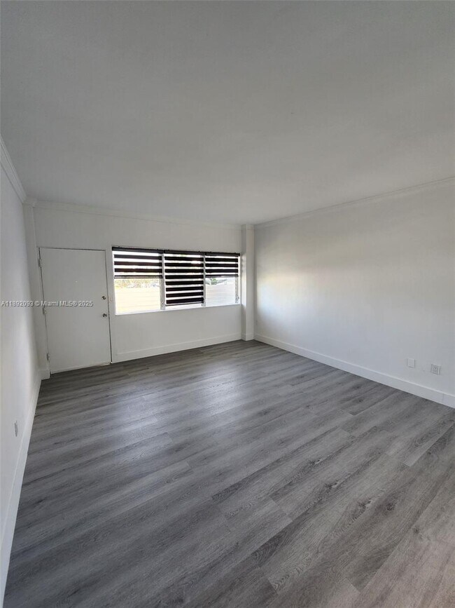 Building Photo - 2101 Normandy Dr