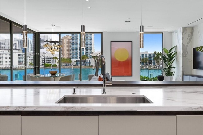 Building Photo - 503 Palm Dr