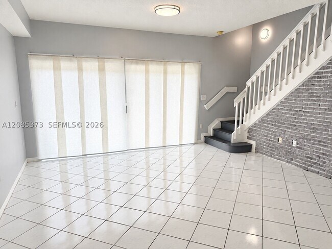 Building Photo - 10130 SW 154th Ct