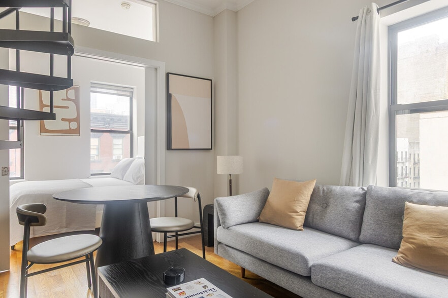 Building Photo - 515 W 47th St