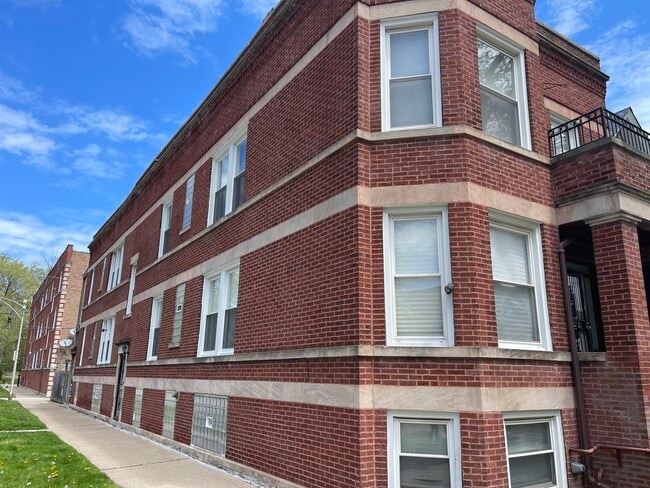 Building Photo - 1300 E 72nd St
