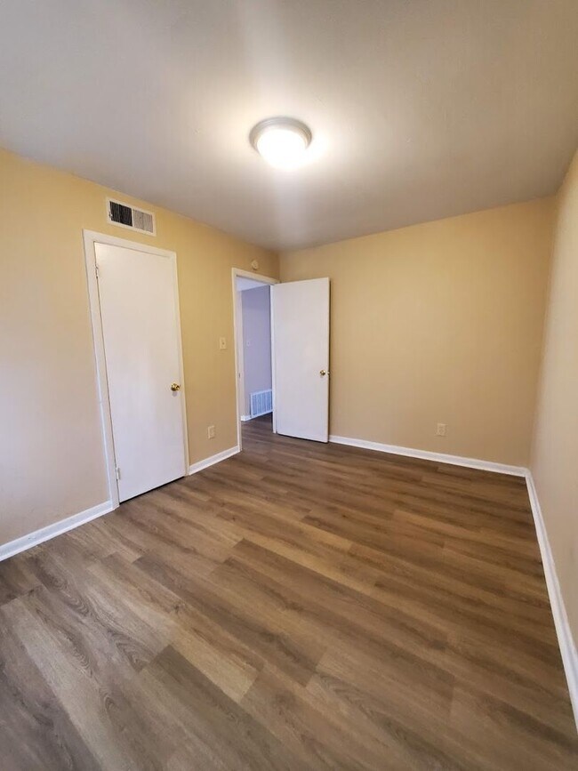 Building Photo - Absolutely Adorable two bedroom is move in...