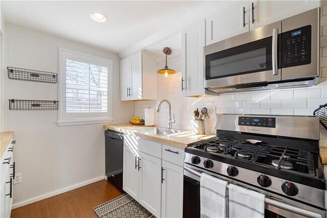 Building Photo - 494 Serpentine Dr