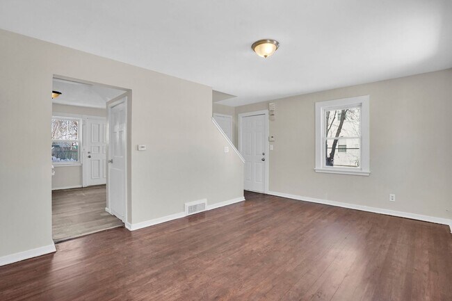 Building Photo - 6-12 Putnam Circle