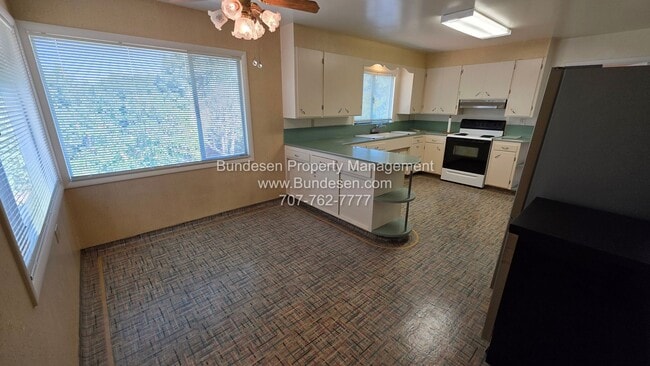 Building Photo - Spacious West Side Petaluma Home for Rent