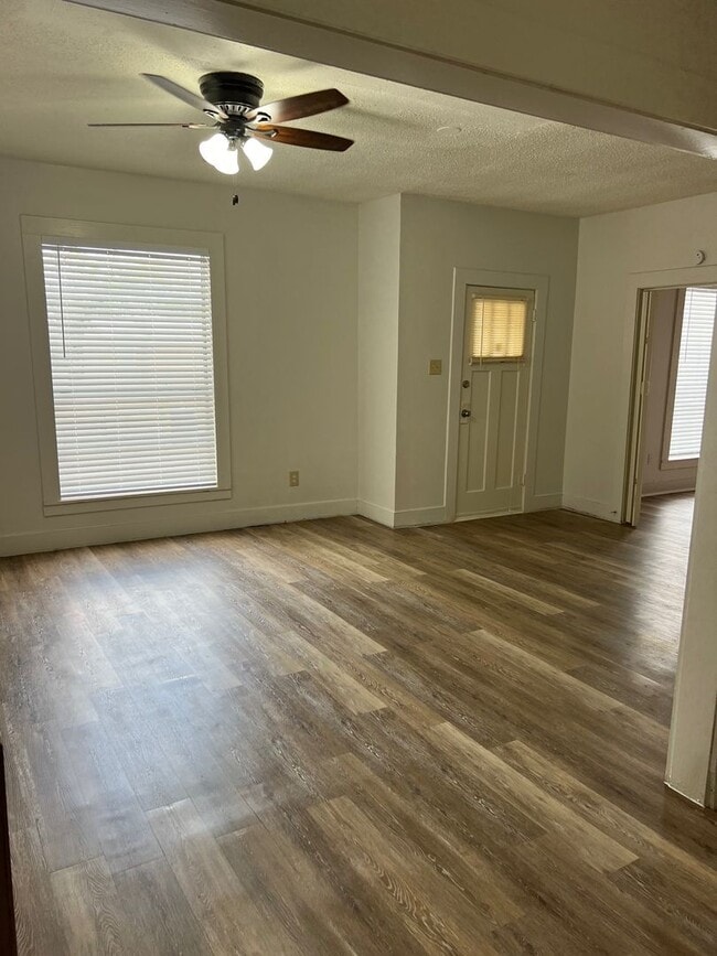 Building Photo - Large 3/2 Home in Sweetwater with Shop