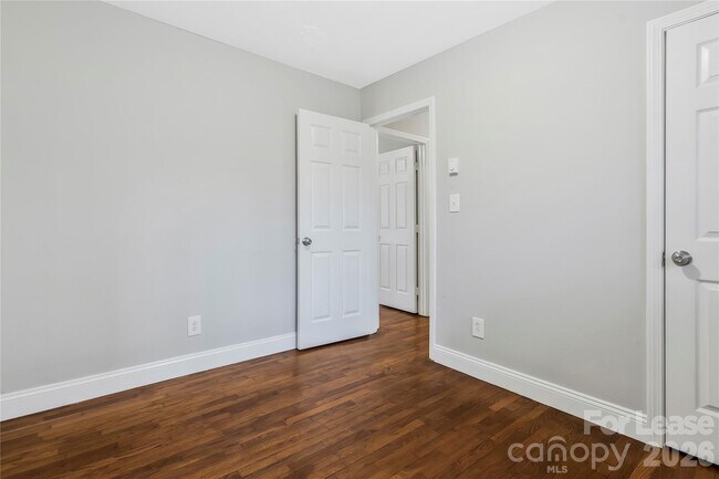 Building Photo - 321 S Gardner Ave