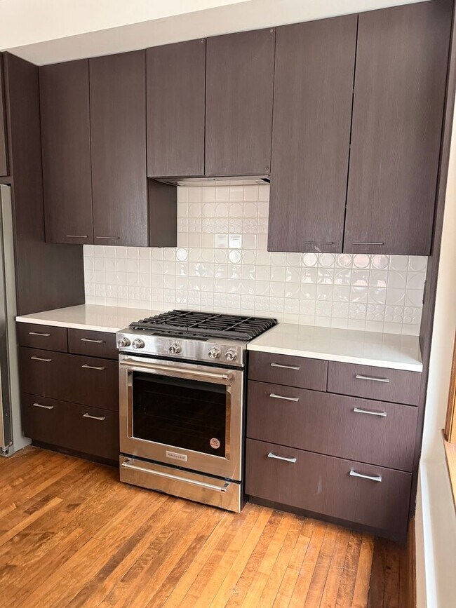 Building Photo - Beautiful and Spacious 3 BDRM 2 BATH Unit in the Heart of Public Square