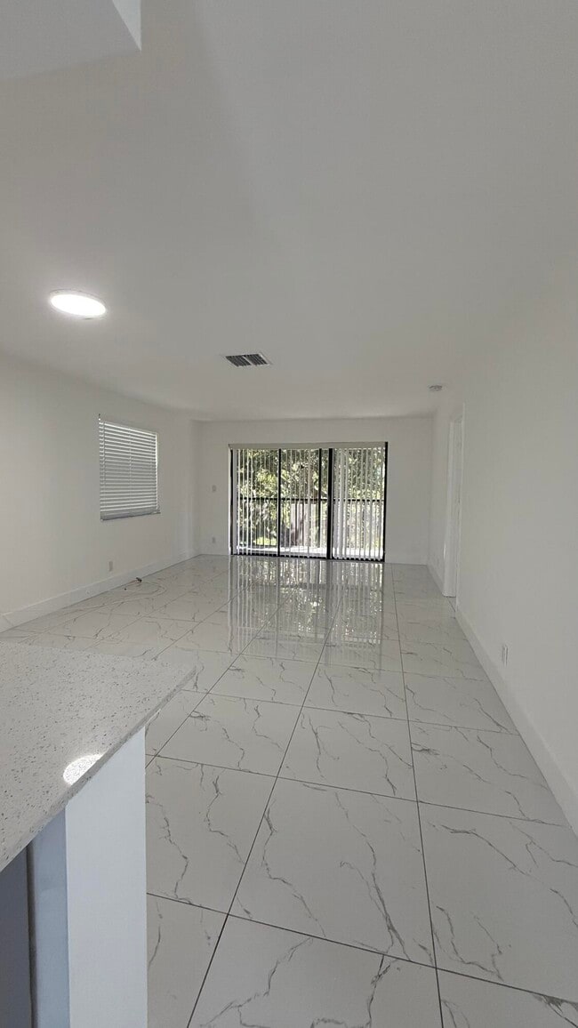 Building Photo - 4805 Arjaro Dr