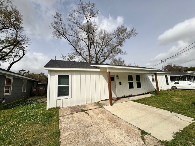 Building Photo - 3 Bedroom 2 Bathroom Modern House