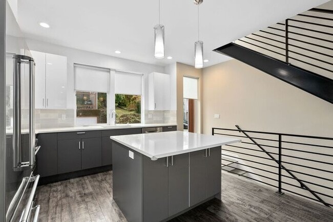 Building Photo - ULTRA-MODERN Townhome w/AC and Views in th...