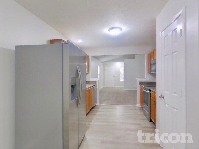 Building Photo - 2437 Middle View Dr