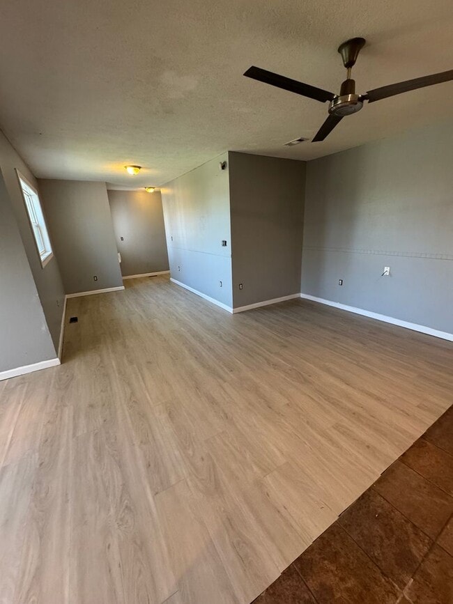 Building Photo - 3 bedroom/2 bath house