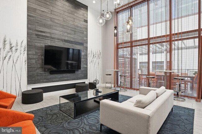 Building Photo - 1320 Fenwick Ln