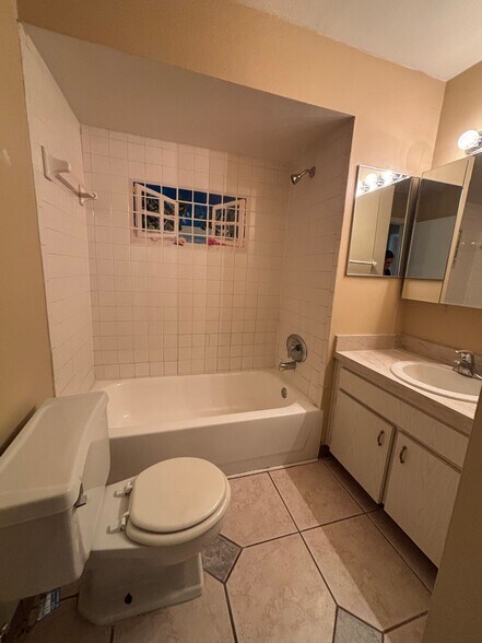 Building Photo - 2 Bed/2 Bath