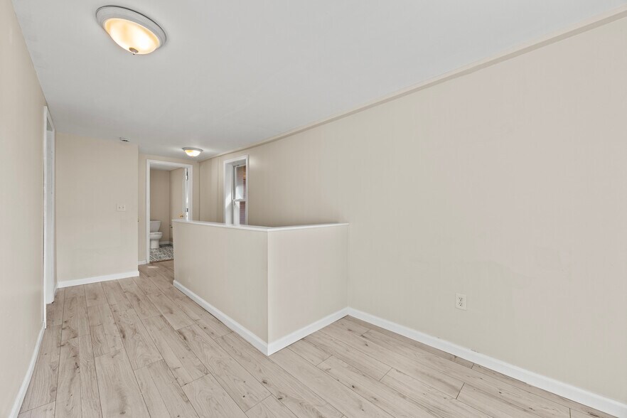 Building Photo - 16 School St