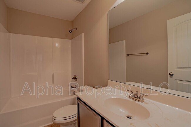 Building Photo - 104 Creekland Wy