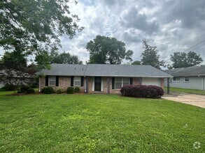 Building Photo - 4-Bedroom Gem Near Downtown Huntsville – N...