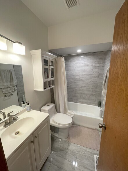 Bathroom #2 - 1225 W Roscoe St