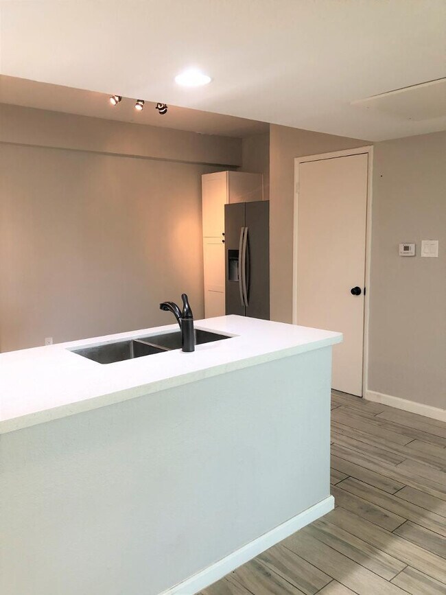 Building Photo - 351 E Thomas Rd