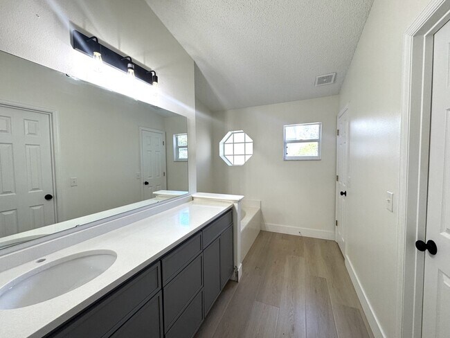 Building Photo - 964 Vanderbilt Dr