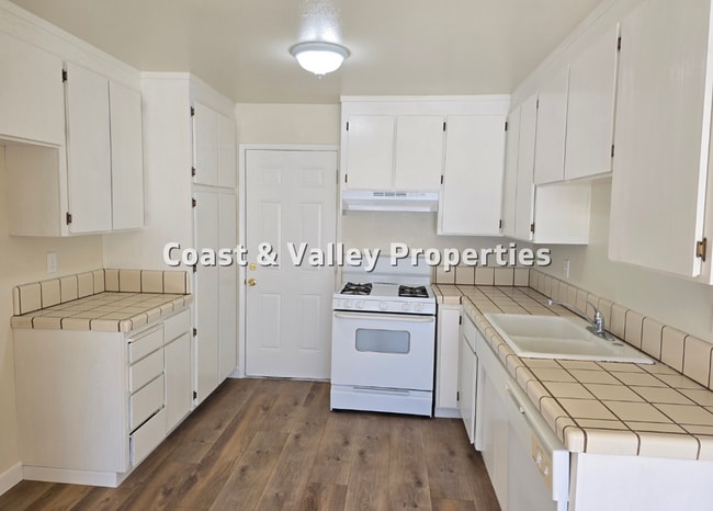 Building Photo - Salinas Home for RENT!!!