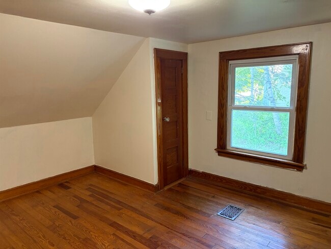 Building Photo - 1420 Woodbury Ave