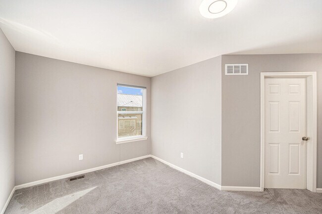 Building Photo - 27106 Ladbroke St