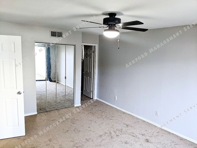 Building Photo - COMING SOON! 3 BEDROOM 3 BATH END UNIT TOW...