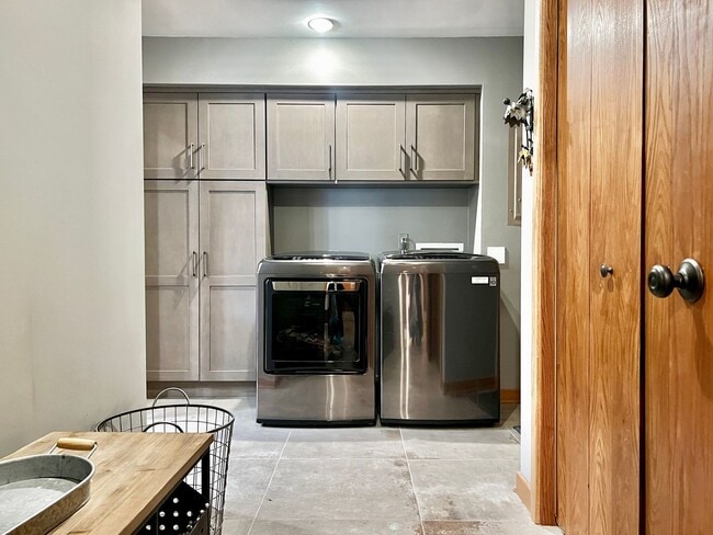Building Photo - Sophisticated Condo Retreat on Old Mission Peninsula