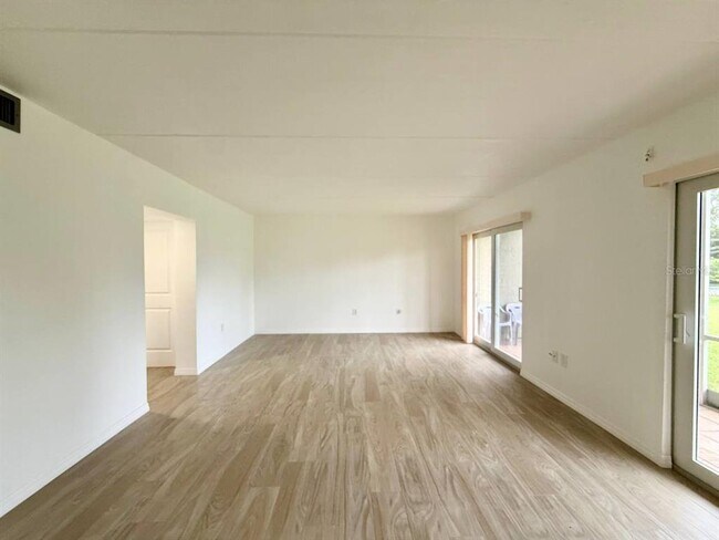 Building Photo - 8801 Bay Pointe Dr
