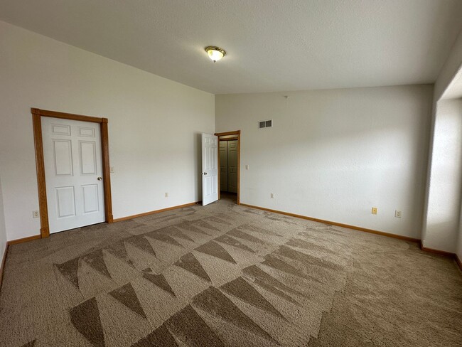 Building Photo - Spacious Townhouse Style Condo in Brookfield!