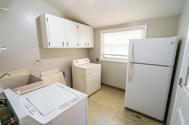Building Photo - 2103 Evergreen Dr