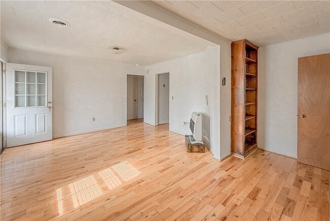 Building Photo - 937 E Main St