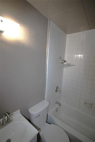 Building Photo - 3130 S Llewellyn Ave