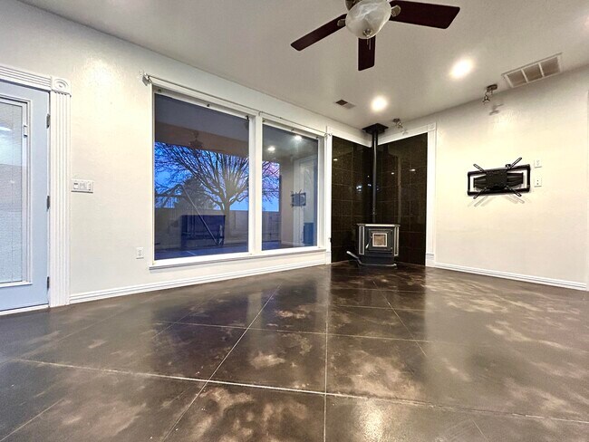 Building Photo - 1001 Pinzon St NW