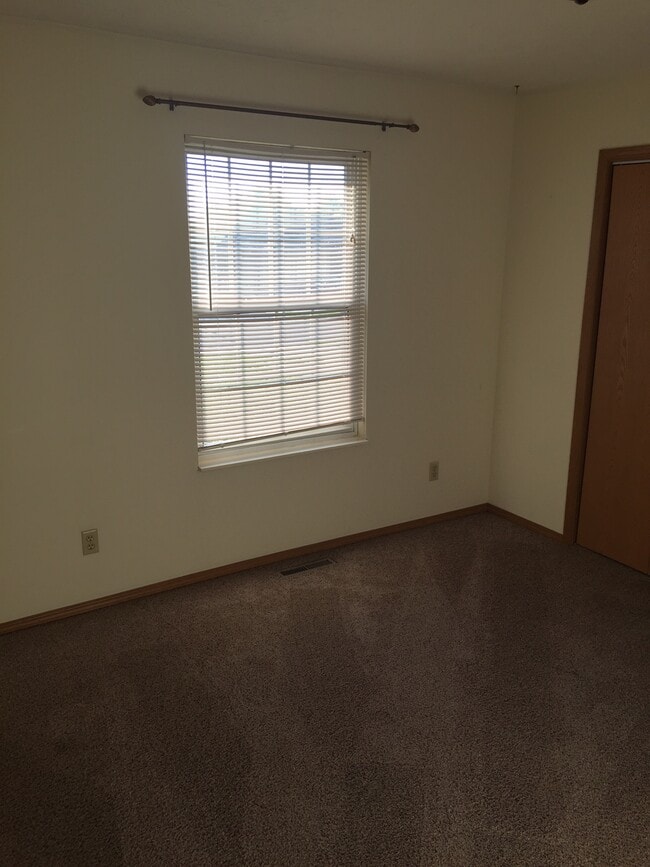 Building Photo - 3360 S Parkmont Ct