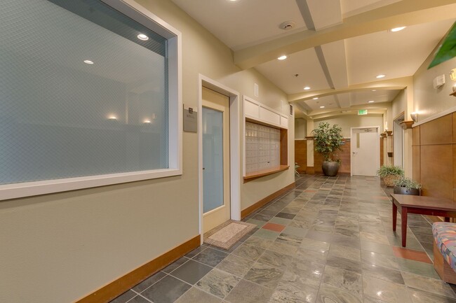 Building Photo - Spacious 2 bedroom Condo in Downtown Redmond