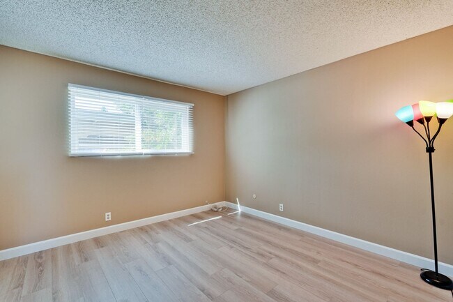 Building Photo - Remodeled 2 Bed 1 Bath Condo!