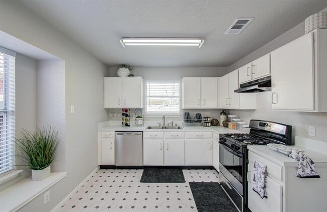 Building Photo - 12803 Rockford Dr