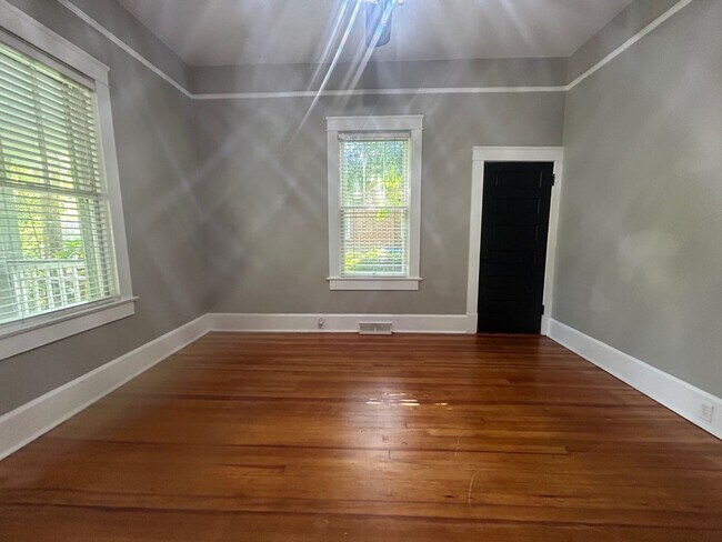 Building Photo - 2827 Wilmot Ave
