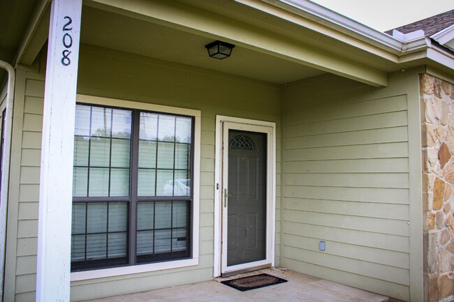 Building Photo - 208 Garden Dr