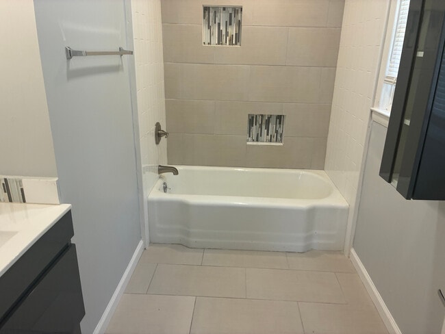 Building Photo - Room in Duplex on Union Rd SW