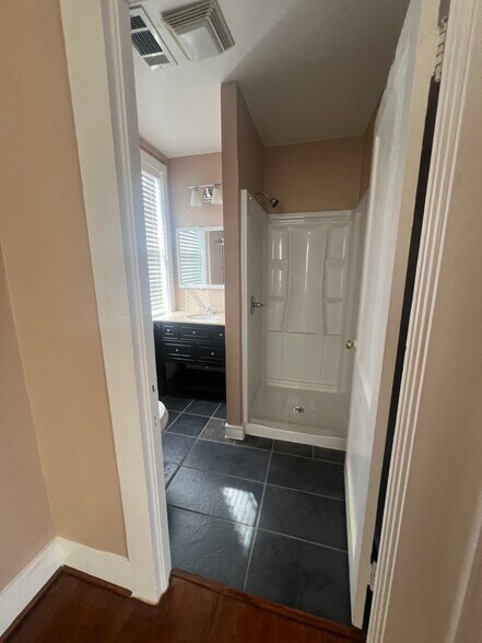 Building Photo - 702 Avondale St