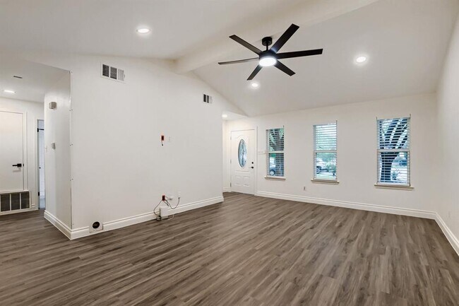 Building Photo - 12100 Clickett Cove