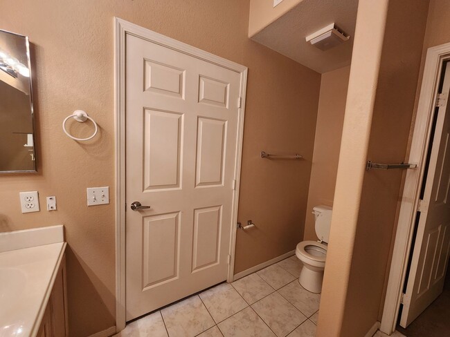 Building Photo - Fabulous First Floor Condo!
